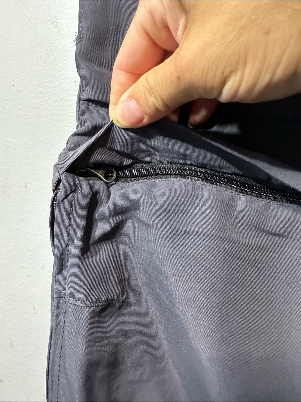 🍁 MEC Gray Zip-off Convertible Cargo Pants, UPF 50+ and Waterproof - Picture 7 of 8